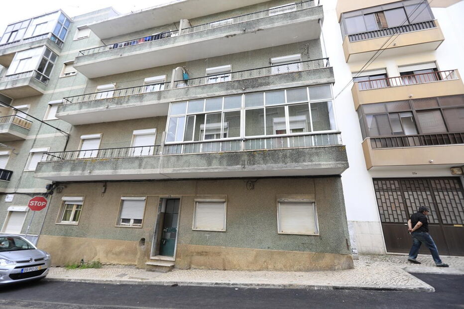 Homem barricado em prédio