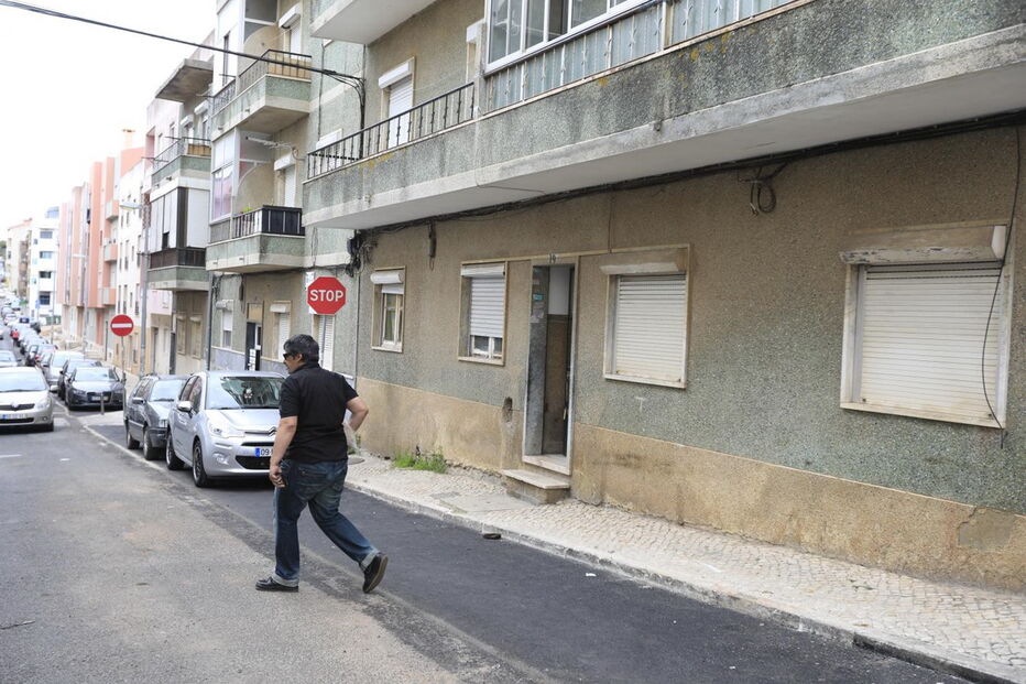 Homem barricado em prédio
