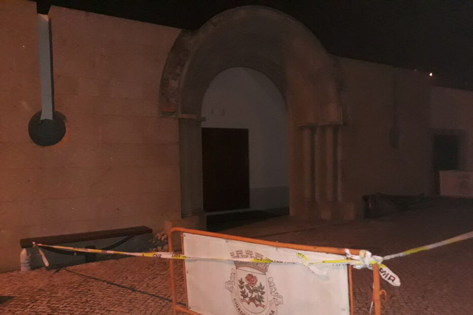 Pedra de teto de casa mortuária cai durante velório e fere quatro pessoas