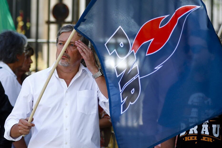 Apoiantes do PNR manifestaram-se em frente ao prédio de Ricardo Robles em Lisboa