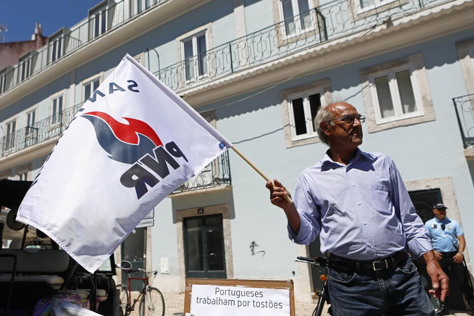 Apoiantes do PNR manifestaram-se em frente ao prédio de Ricardo Robles em Lisboa