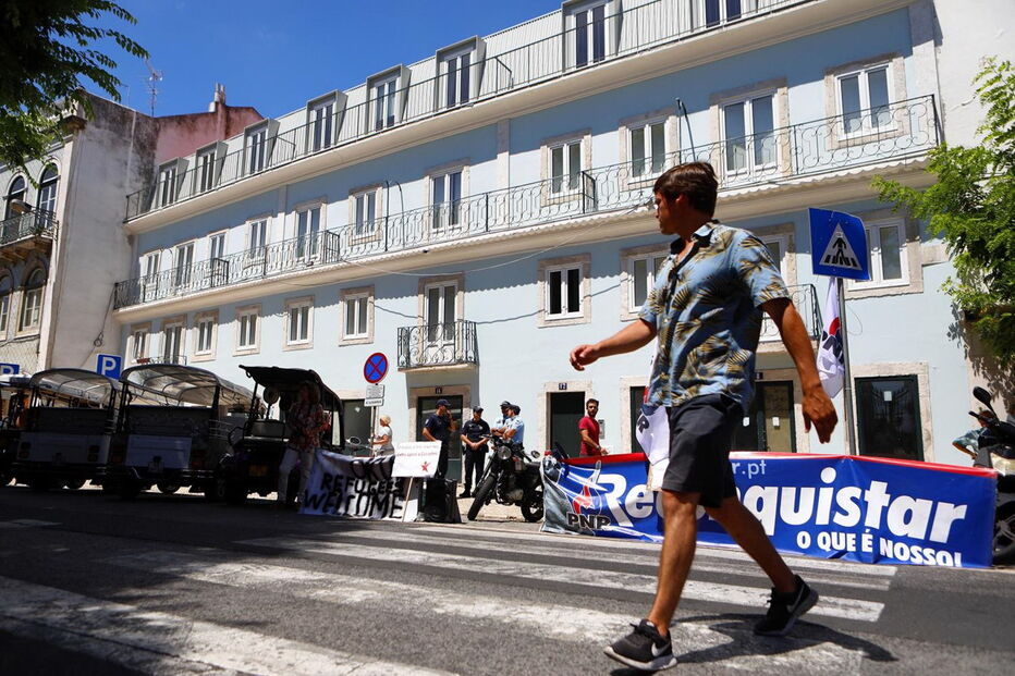 Apoiantes do PNR manifestaram-se em frente ao prédio de Ricardo Robles em Lisboa