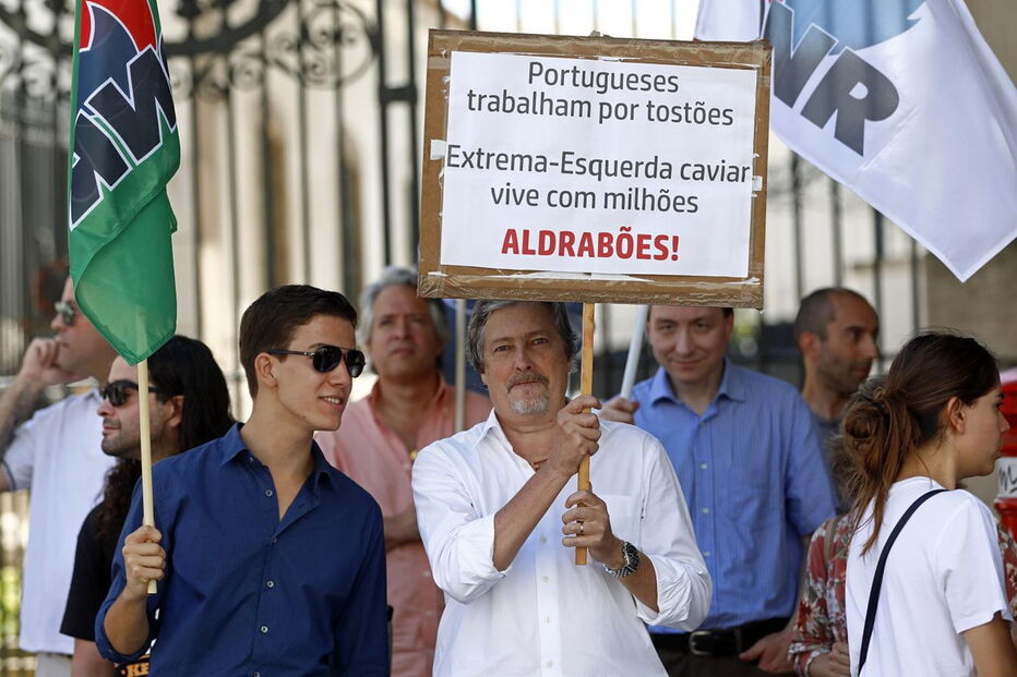 Apoiantes do PNR manifestaram-se em frente ao prédio de Ricardo Robles em Lisboa