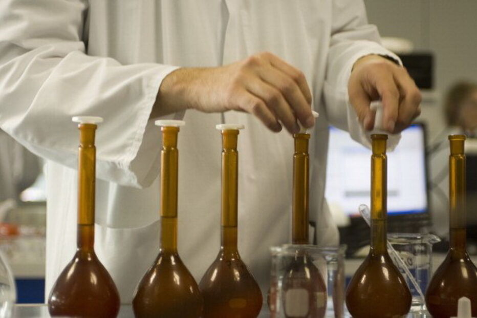 Indústria farmacêutica lidera o ranking de melhores salários em início de carreira