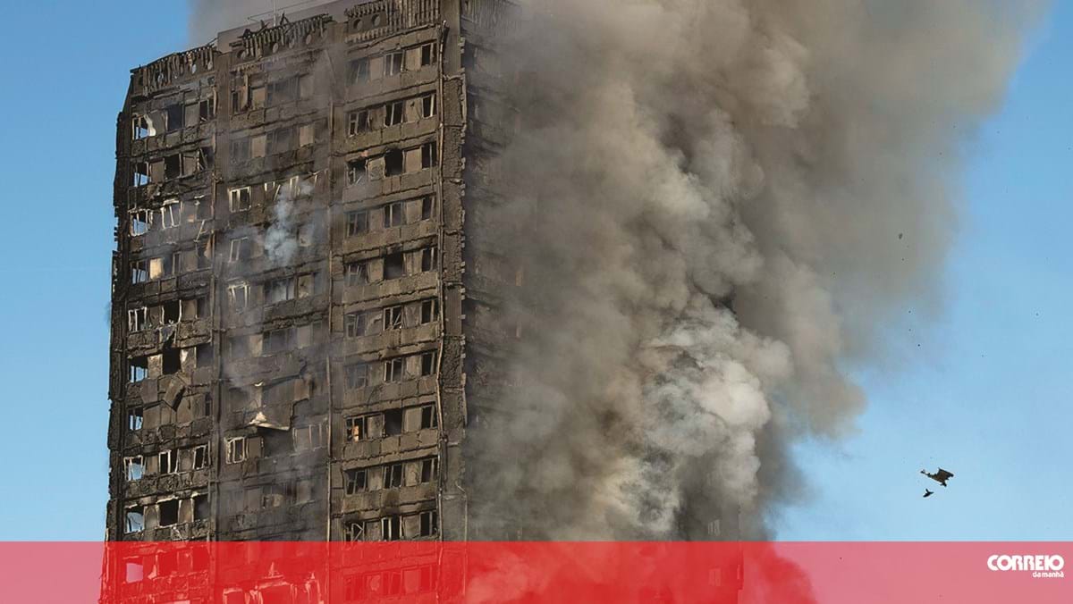 12 bomberos que combatieron un incendio en la Torre Grenfell de Londres han sido diagnosticados con cáncer terminal