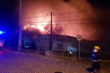 Quatro crianças sobrevivem a incêndio que deflagrou em loja de Santarém