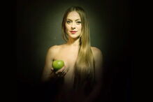 Joana Amaral Dias despiu-se para encarnar Eva