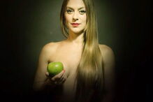 Joana Amaral Dias despiu-se para encarnar Eva