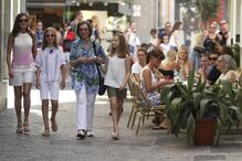 Letizia e as filhas passearam com Sofia em Maiorca