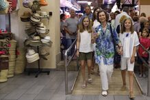 Letizia e as filhas passearam com Sofia em Maiorca