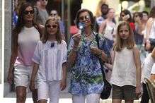 Letizia e as filhas passearam com Sofia em Maiorca