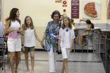 Letizia e as filhas passearam com Sofia em Maiorca