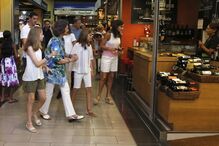 Letizia e as filhas passearam com Sofia em Maiorca