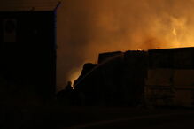 Incêndio em Camarate destruiu armazém e deixou Grande Lisboa debaixo de fumo