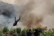 Bombeiros combatem incêndio na Serra de Monchique