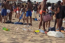 Vídeos mostram lixo em praias e ruas de Cascais