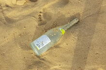 Vídeos mostram lixo em praias e ruas de Cascais