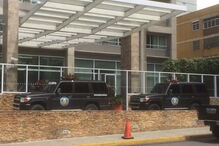  Viaturas dos serviços secretos junto ao hotel Pestana em Caracas