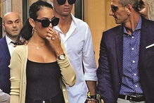 Cristiano Ronaldo cercado por fãs durante visita a Milão