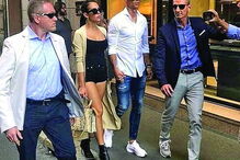 Cristiano Ronaldo cercado por fãs durante visita a Milão