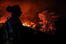 Populares juntam-se a bombeiros e militares no combate ao fogo de Monchique	