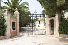 Inglesa Christine Yates foi morta pelo filho, Louis Yates, na casa onde viviam, em Lagoa