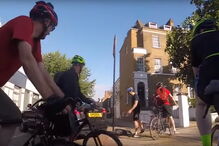 Condutor tenta atropelar ciclistas em Londres