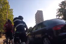 Condutor tenta atropelar ciclistas em Londres