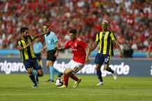 Ferreyra tenta fugir a defesas turcos no Benfica - Fenerbahçe