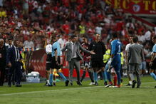 Rui Vitória protesta com árbitro ao intervalo do Benfica - Fenerbahçe