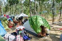 Festivaleiros a banhos no canal do Festival Sudoeste