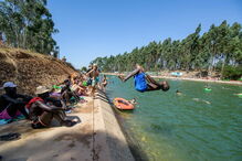 Festivaleiros a banhos no canal do Festival Sudoeste