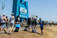 Festivaleiros a banhos no canal do Festival Sudoeste