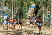 Festivaleiros a banhos no canal do Festival Sudoeste