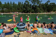 Festivaleiros a banhos no canal do Festival Sudoeste