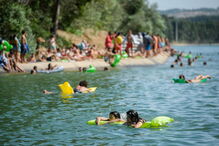 Festivaleiros a banhos no canal do Festival Sudoeste