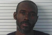 Polícia resgata 11 crianças de caravana e encontra restos mortais de menino