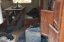 Polícia resgata 11 crianças de caravana e encontra restos mortais de menino