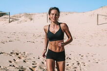 Personal trainer mostra como fica inchada após comer ovos, laticínos e açúcar