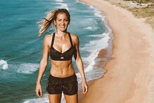 Personal trainer mostra como fica inchada após comer ovos, laticínos e açúcar