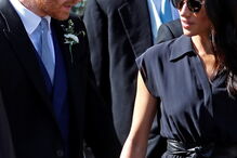 Príncipe Harry vai a casamento de amigo com sola de sapato rota