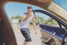 David Carreira sai do carro em andamento e publica vídeo nas redes sociais