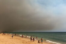 Chuva de cinzas e fumo forte chegam às praias de Armação de Pêra