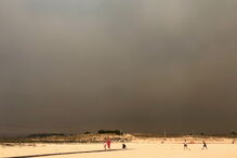 Chuva de cinzas e fumo forte chegam às praias de Armação de Pêra
