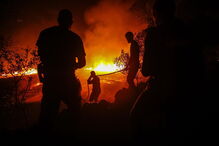 Bombeiros combatem fogo