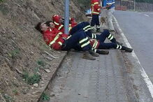 Imagens mostram bombeiros a dormir no mato fruto de excesso de cansaço