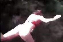 Jovem é atirada de uma ponte por amiga 