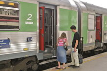 Sem o transporte alternativo em autocarros e táxis haveria clientes a perder as ligações a outros comboios   