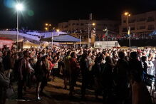 Populares assistem ao banho