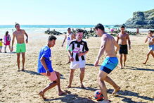 Festivaleiros jogam na praia